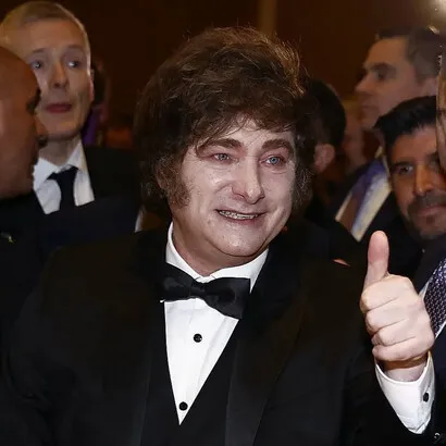 Desde-que-asumio-la-presidencia-Milei-no-ha-dejado-de-recibir-premios-de-dudosa-procedencia