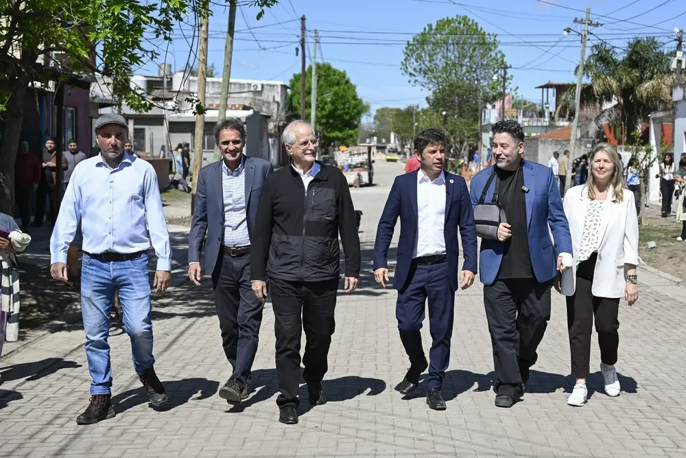 Kicillof, junto a Menéndez y Taiana, entregó escrituras a vecinos en Merlo