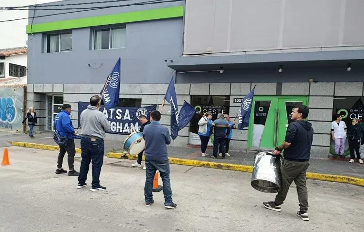 Una histórica clínica de Haedo al borde del cierre 120 trabajadores están desesperados