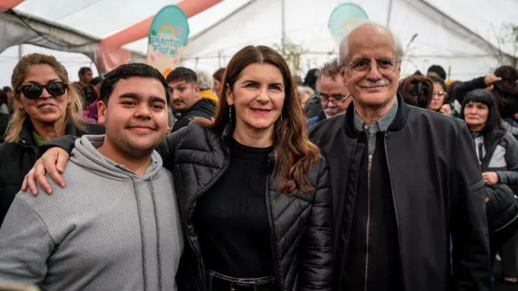 Mariel Fernández con Taiana fomento al desarrollo local en la en la Fiesta Provincial del Plantín Floral